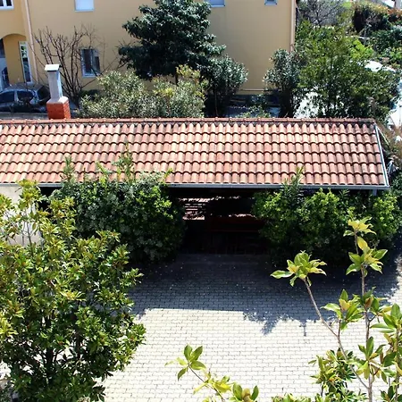 Amado/lozic アパート *