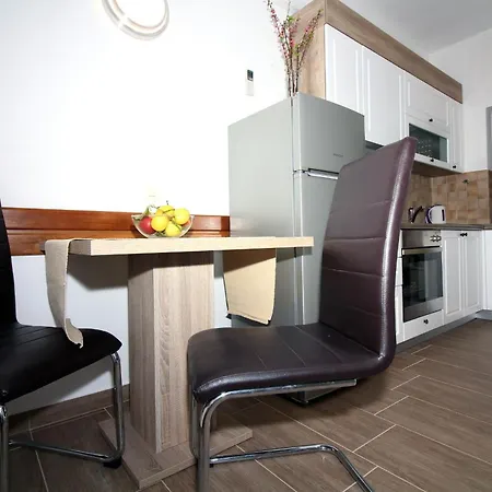 Amado/lozic アパート *