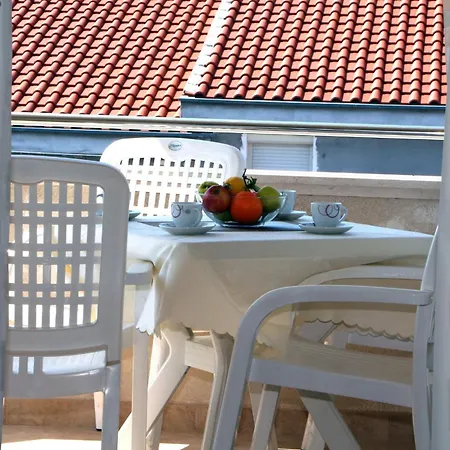 アパート Amado/lozic *