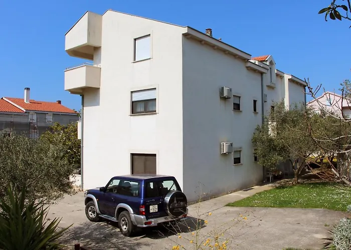 Amado/lozic شقة زادار